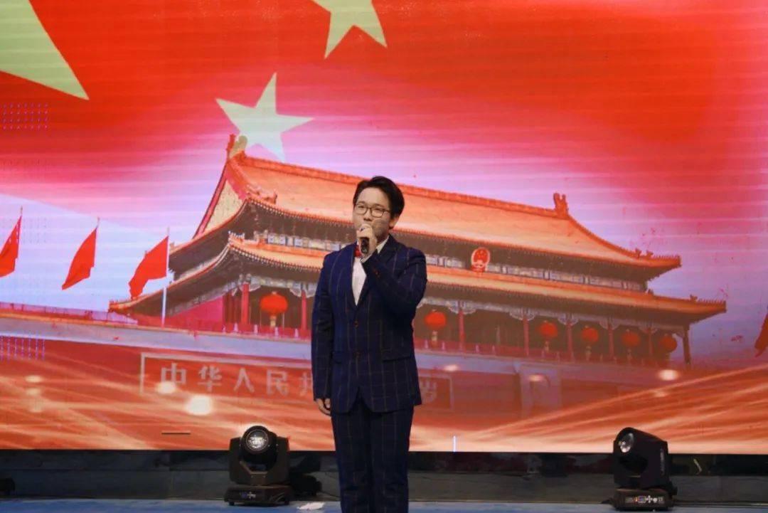 这个男人的颜值100分能打多少分？游戏画面